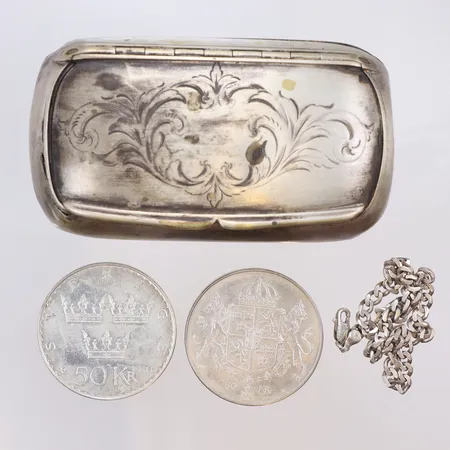 Diverse silver, 2 st Mynt 50 kr 1976, armband, pansar och snusdosa, mestadels med defekter och gravyr silver 830-925/1000 Vikt: 154,9 g