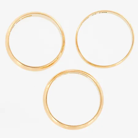 Tre ringar släta, stl 17¼ - 18, bredd 3,5 - 5mm, skevheter, gravyr, 18K Vikt: 11,2 g