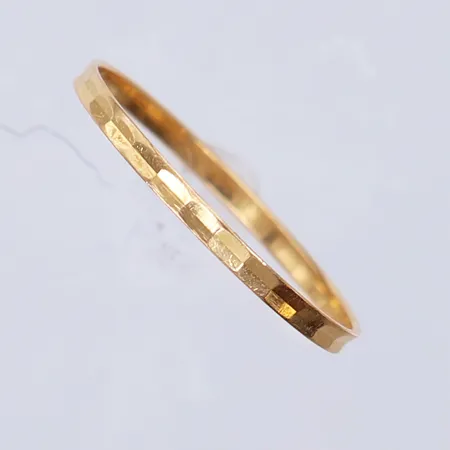 Ring med mönsterdekor, stl 17, ca bredd 1,5mm, något skev. 18K  Vikt: 0,5 g