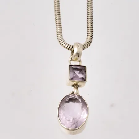  Hänge med kedja i silver, mått 11,8x39mm, 2st lila stenar, 11x14mm, 6,5x6,5mm, kedja 50cm, Ormlänk, bredd 2,4mm, 925/1000, tillverkad av Guldfynd, vikt 14,89g.