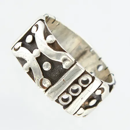 Ring, stl 20¼, bredd 10mm, skev skena, silver 925/1000 Vikt: 9,1 g
