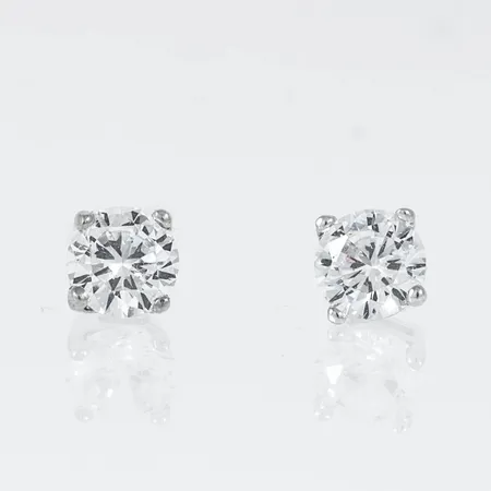 Örhängen i 18K vitguld med cubik zirkonia Ø 5 mm. Vikt: 0,8g. Snurrebussar saknas, men nya i plast medföljer. 