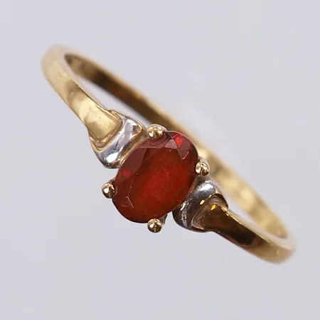 Ring med röd sten, stl 17½, ca bredd 1,3-6mm, vitguldsdetaljer, skev. 9K  Vikt: 1 g