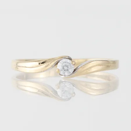 Ring med sten, storlek 17 ½ mm, bredd 1.7-4 mm, 14k. Vikt: 1,2 g