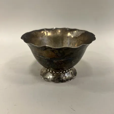 Skål på fot, veckad kant, pärldekor, höjd 7cm, Ø ca 12cm, Markströms Guldsmeds Ab, Uppsala år 1927, Graverad, silver Vikt: 71,8 g