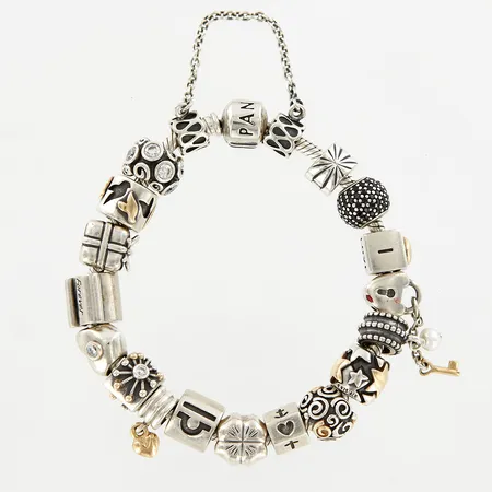 Armband Pandora, med 18 berlocker varav en dubbel med säkerhetskedja, längd: 18,5cm, bredd: ca 6-12mm, silver 925/1000, originaletui,    Vikt: 75,1 g