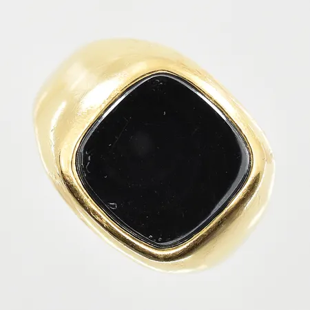 Klackring med hematit, stl 19½, bredd 4-15 mm, gravyr, 18K. Vikt: 7,3 g