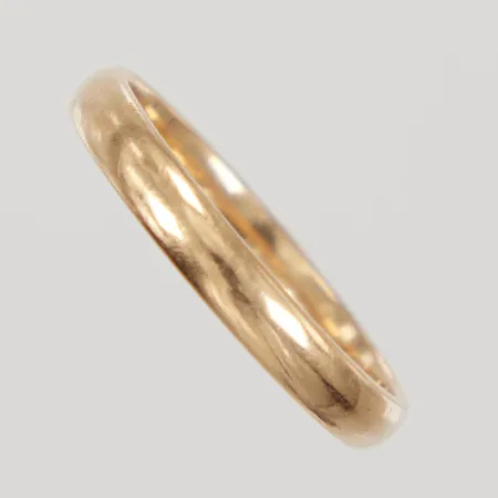 Ring, stl 21, bredd 3,5mm, gravyr, 18K  Vikt: 4,9 g