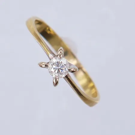 Ring med diamant ca 0,17ct, stl 16, bredd 2,3-4,9mm, fattning i vitguld. 18K  Vikt: 2,1 g