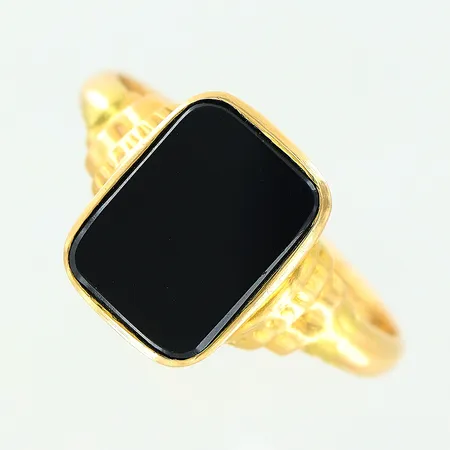 Klackring, onyx, stl 19½, bredd 2-12mm, gravyr, 18K Vikt: 2,8 g