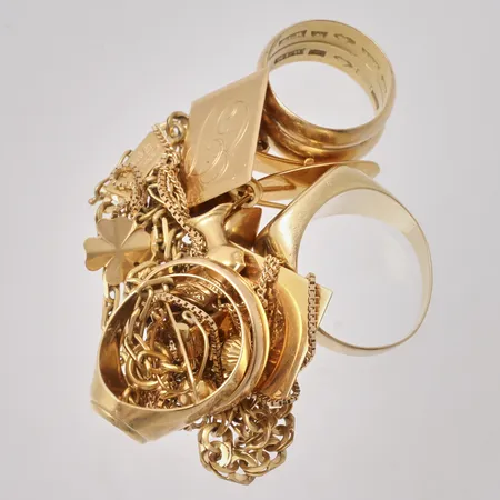 Diverse defekt guld, 18K, vikt 54,73g.
