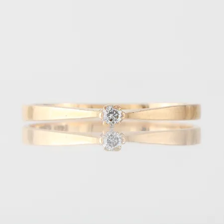 Ring med diamant på 0.05 ct enligt inskription, storlek 17 ½ mm, bredd 1.8-2.4 mm, 18k. Vikt: 1,3 g