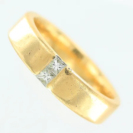 Ring, prinsesslipade diamanter 2 x ca 0,07ct, Schalins, stl 18¾, gravyr, 18K Vikt: 8,2 g