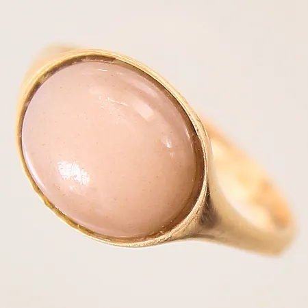 Ring med sten, stl 17½, bredd 2,7-11mm, repig sten, 18K Vikt: 4 g