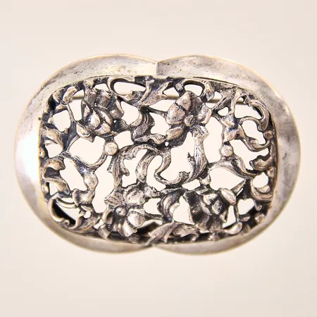 Brosch med genombruten dekor, 50x36mm, skev nål, silver 830/1000 Vikt: 15,4 g