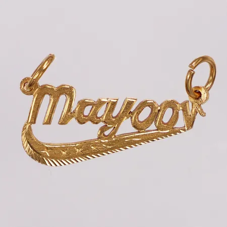Hänge, namn Mayoor, längd 11-21mm, bredd 52mm inkl ögla, gravyr, 22K  Vikt: 8,8 g