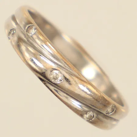 Ring med diamanter 5 x ca 0,02ct, stl 18, bredd ca2,5-5mm, vitguld, bör rodieras om, 18K Vikt: 2,8 g