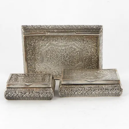 Tre askar, 88x60mm, 64x45mm, samt 48x37mm, blomsterdekor, smärre bucklor, silver 925/1000 Vikt: 185,7 g