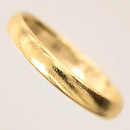 Ring, slät, stl 19¼, bredd 3,5mm, gravyr, 21K Vikt: 4,2 g