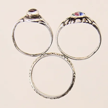 Ringar 3st, stl 12¾-13¾, skadade stenar, skeva, silver 830/1000 Vikt: 3,8 g