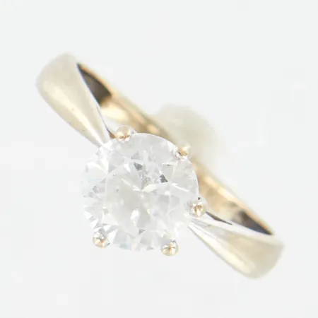 Ring med vit sten, stl 14½, bredd 7,5mm, vitguld, i behov av rodiering, defekt, en klo saknas, 14K Vikt: 1,4 g