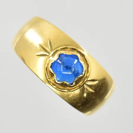 Ring med blå sten, stl 17½, bredd 3-8 mm, ojämn skena, 18K. Vikt: 1,9 g