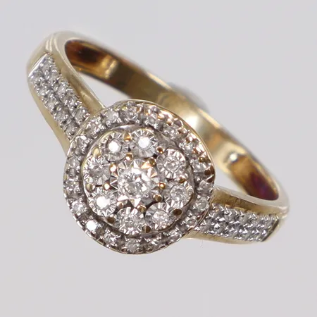Ring med diamanter 1xca0,03ct samt 28xca0,002-0,005ct stl 16½ bredd 2-9mm, GHA 18K Vikt: 2 g