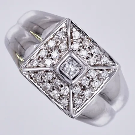 Ring med diamanter ca 1x0,12ct prinsesslipad, 28xca 0,02ct, stl: ca 17, bredd: ca 3-10mm, vitguld, 18K  Vikt: 9,9 g
