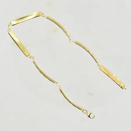 Armband med mönsterdekor, längd 18½ cm, bredd 3 mm, 18K. Vikt: 7,7 g