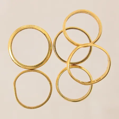 Ringar, sex stycken, gravyrer, skevheter, bucklor, 23K  Vikt: 24,3 g