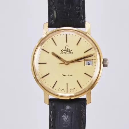 Herrur Omega Automatic Genève, Ø 34mm, boett i 18K, utbytt krona i oädelmetall, något repig bakboett, ej original läderband trasigt, bruttovikt: 47,5g.
