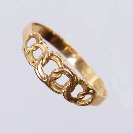 Ring doserad Bismarck, stl 17, ca bredd 2,3x5,5mm, skev, bucklig. 18K  Vikt: 1,3 g