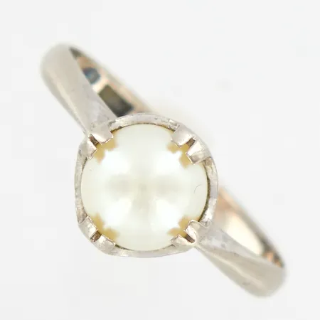 Ring med pärla, stl 15¾, bredd 8mm, vitguld, i behov av rodiering, 18K  Vikt: 2,6 g