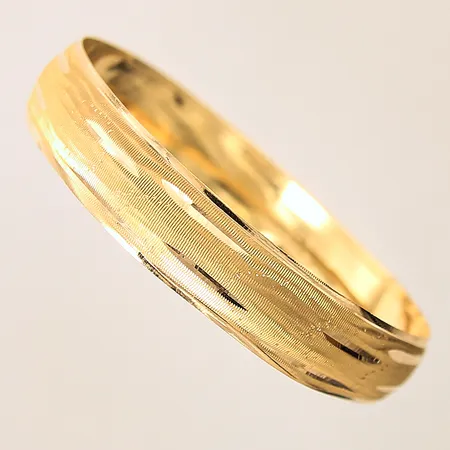 Armring med dekor, Ø6cm, bredd 12mm, skev/bucklig, 22K Vikt: 10,9 g
