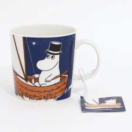 Mugg, Mumin, Muminpappa seglar "deep blue" 2014-2022. , stämplad by Arabia, Finland, höjd 8 cm, rymmer 30cl, porslin, QC0120, etikettmärkt samt infomationsblad Skickas med postpaket.