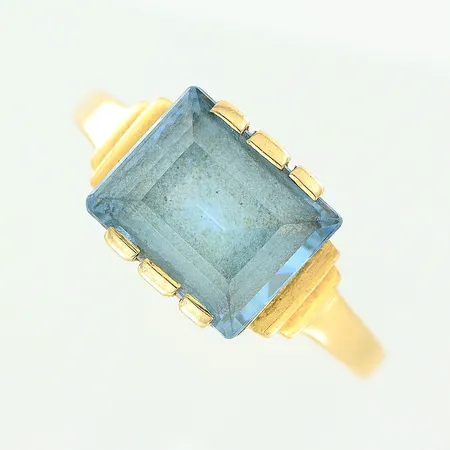 Ring, syntetisk spinell, stl 19¾, bredd 1,5-9mm, sten något lös i infattning, 18K Vikt: 5,3 g