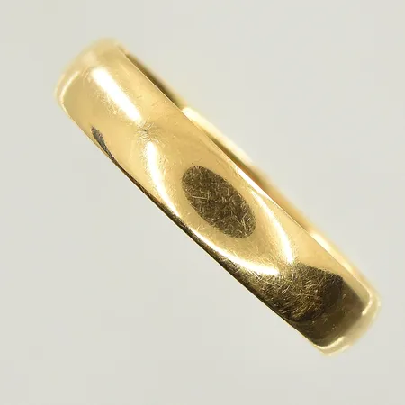 Ring, stl 20, bredd 4 mm, gravyr, 18K. Vikt: 3,5 g