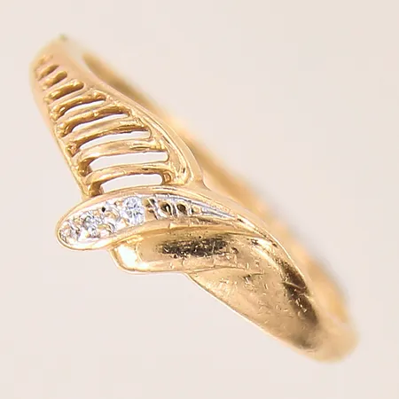 Ring med genombruten dekor samt diamanter 2 x ca 0,01ct, stl 17½, bredd 1,5-7mm, 18K Vikt: 2,3 g