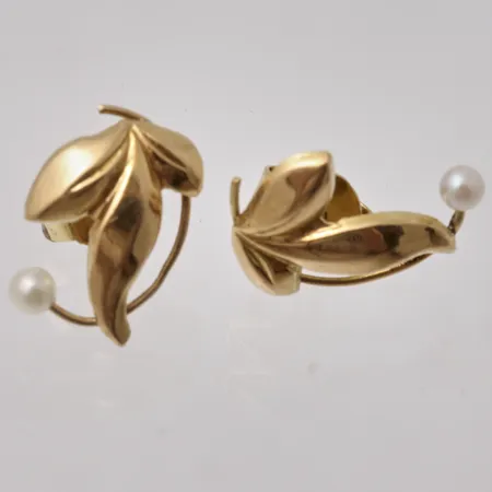 1par örhängen i 18K guld, mått 10,514,7mm, odlade pärlor, mått Ø2,7mm, vikt 1,39g.