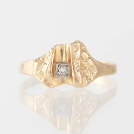 Ring med liten diamant, Guld Carlsen I Sundsvall, storlek 18 mm, bredd 2-9.3 mm, 18k. Vikt: 3,2 g
