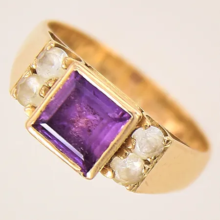 Ring med lila samt vita stenar, stl 18, bredd 4,5-7,5mm, defekt infattning, gravyr, 18K Vikt: 4,8 g