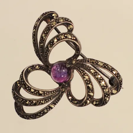 Brosch, lila sten och markasiter, stenar saknas, längd 36mm, bredd 36mm, silver Vikt: 8,4 g