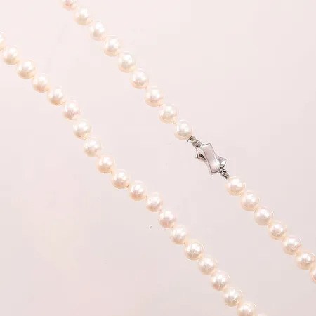Pärlcollier, odlade sötvattenspärlor ca 7mm, 44cm, silverlås 925/1000. Vikt: 0 g
