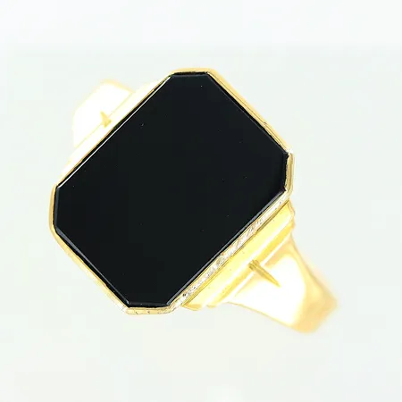 Klackring, onyx, stl 21½, gravyr, bredd 2,5-15mm, 18K Vikt: 4,4 g