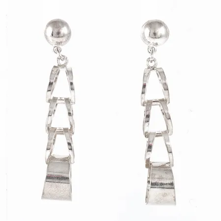 Hängande örhängen i silver. De är 6 - 7 mm breda, 42 mm långa och väger 5,5g. Silver & svensk importstämpel.
