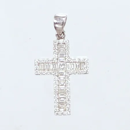 Hänge kors vitguld, diamanter 71st totalt ca. 2,3ct varav 20st med baguettslipning, längd 3,2cm, bredd 16,6mm, djup 2,9mm,18K Vikt: 3,8 g