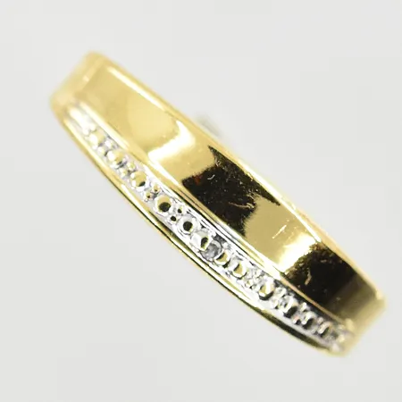 Ring, stl 17, bredd 2-5 mm, något skev skena, 18K. Vikt: 1,5 g