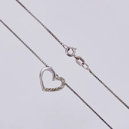 Kedja Venezia med hänge hjärta med stenar, kedja längd: ca 39cm, bredd: ca 1mm, hänge längd: ca 1,2cm, bredd: ca 14mm, 925/1000 silver  Vikt: 2,5 g