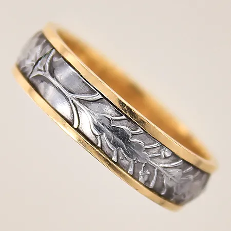 Ring med mönstrad dekor, stl 20, bredd 6,2mm, tvåfärgad, 18K Vikt: 5,3 g