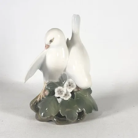 Figurin, duvor, höjd 13cm, Royal Copenhagen 402 Vikt: 0 g Skickas med paket.